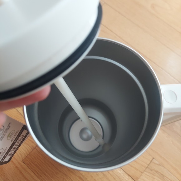 SOLD Hydrapeak Artisan Collection Strawberry Water Bottle - White - Picture 3 of 6